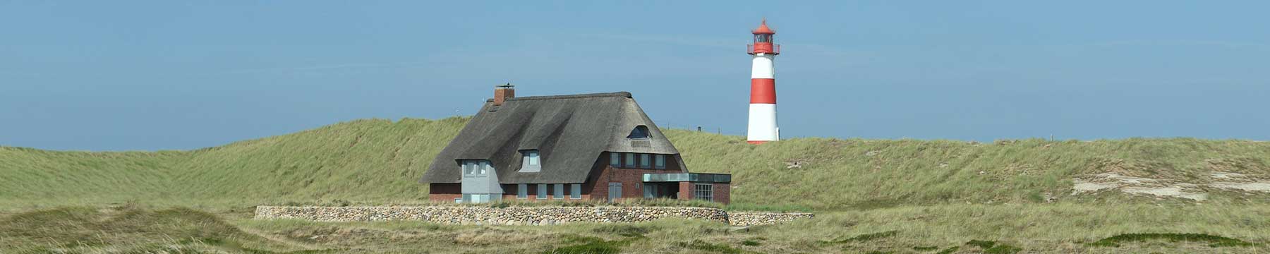 Einsames Haus und Leuchturm auf der Insel Sylt